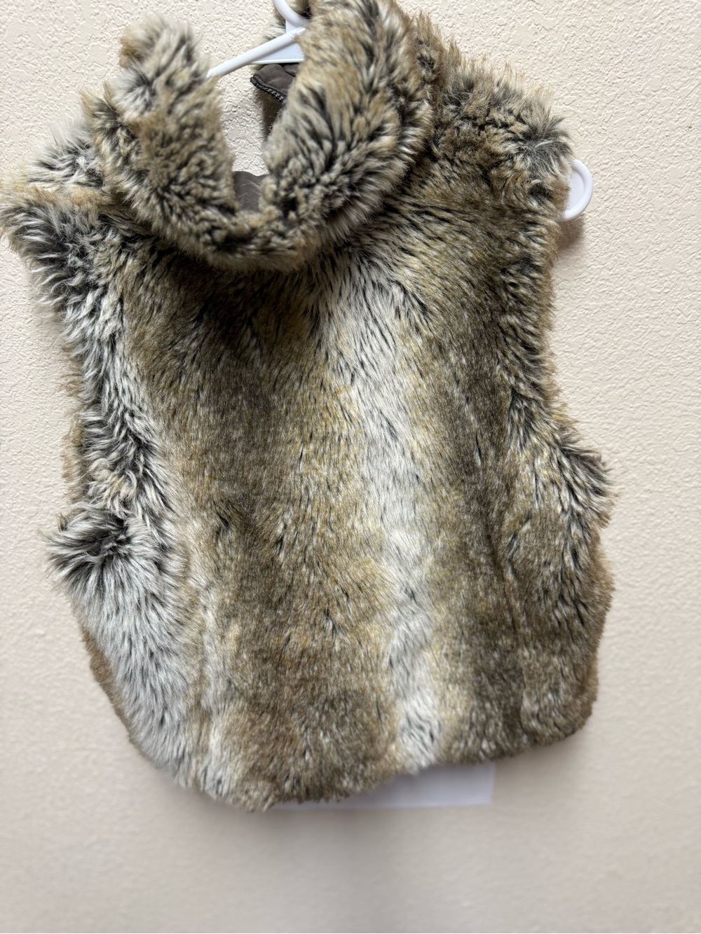 Women Weatherproof faux fur vest   high collar and a front zipper Size Small